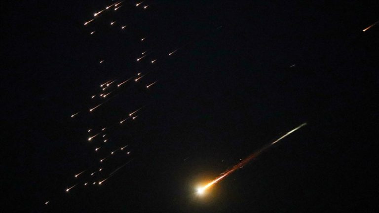 İran Devrim Muhafızları ABD hava üssüne karşı misilleme yaptı