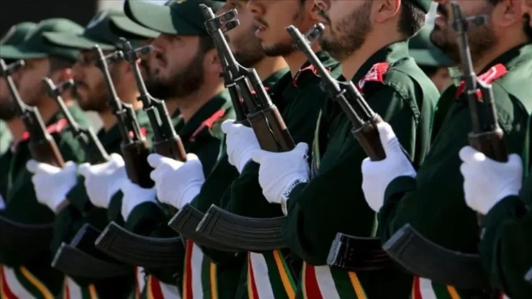 İran Devrim Muhafızları Hürmüz Boğazı’nda kurallara uymayan gemilere müdahale edecek