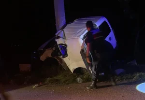 Isparta’da elektrik direğine çarpan araçta bayram dönüşü trajedisi yaşandı