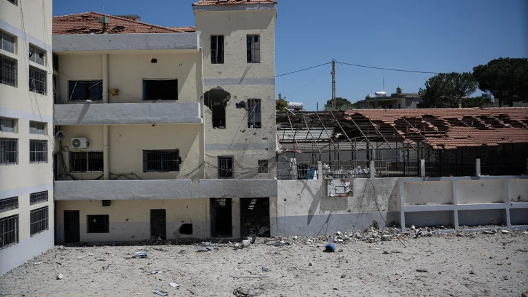 İsrail’in Lübnan’daki ticaret merkezine hava saldırısında can kayıpları yaşandı