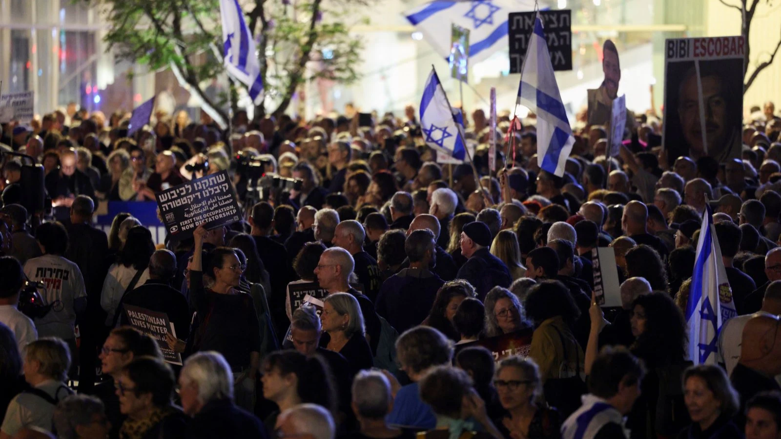 İsrailli vatandaşlar Netanyahu’nun politikalarına tepki göstererek sokaklarda protesto düzenledi