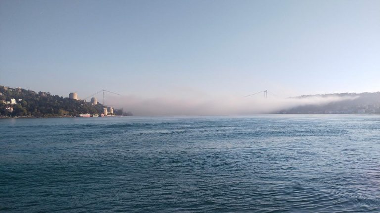 İstanbul Boğazı’nı kaplayan yoğun sis vapur seferlerini durdurdu