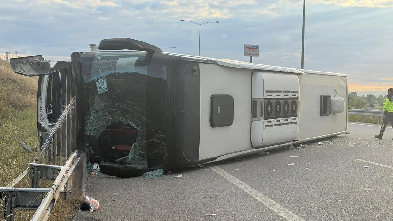 İstanbul-İzmir Otoyolu’nda devrilen yolcu otobüsü 25 kişiyi yaraladı