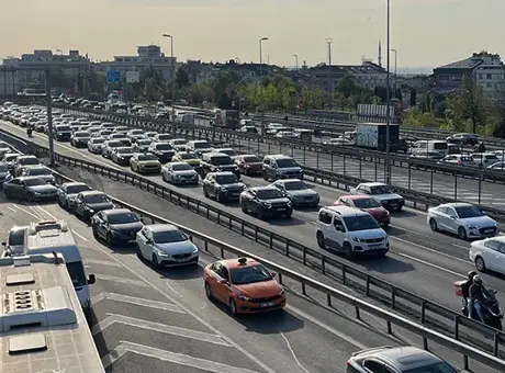İstanbul’da akşam saatlerinde trafik yoğunluğu yüzde 78’e ulaştı, köprülerde uzun kuyruklar oluştu