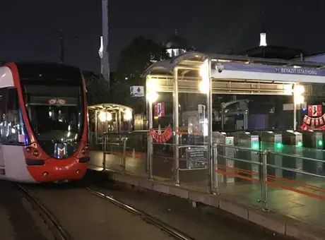 İstanbul’da Gülhane’deki Yangın Tramvay Seferlerini Etkiledi