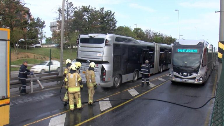 İstanbul’da seyir halindeki metrobüste çıkan yangın paniğe neden oldu