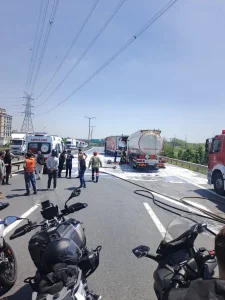 İstanbul’da TEM Otoyolu’nda akaryakıt tankeri ile TIR çarpıştı, Mahmutbey yönü trafiğe kapandı
