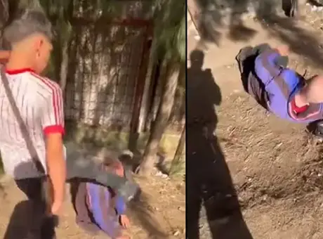 İzmir’de sokakta uyuyan yaşlı adamın yüzüne tekme atan gençlerin görüntüleri infial yarattı