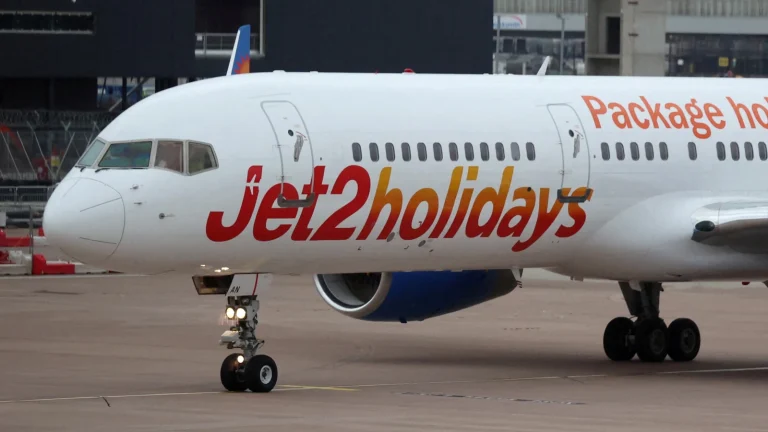 Jet2 uçağının pilotu uçuş sırasında kalp krizi geçirince acil iniş yapıldı