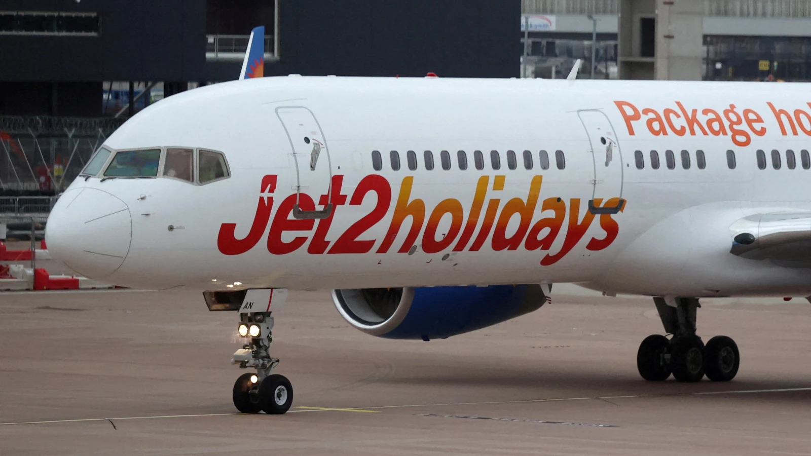 Jet2 uçağının pilotu uçuş sırasında kalp krizi geçirince acil iniş yapıldı