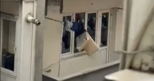 Kağıthane’de sinir krizi geçiren kişi evdeki eşyaları sokağa fırlattı