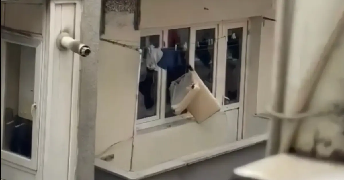 Kağıthane’de sinir krizi geçiren kişi evdeki eşyaları sokağa fırlattı
