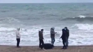 Karasu’da kıyıya vuran çantadan 21.5 kilogram uyuşturucu çıktı