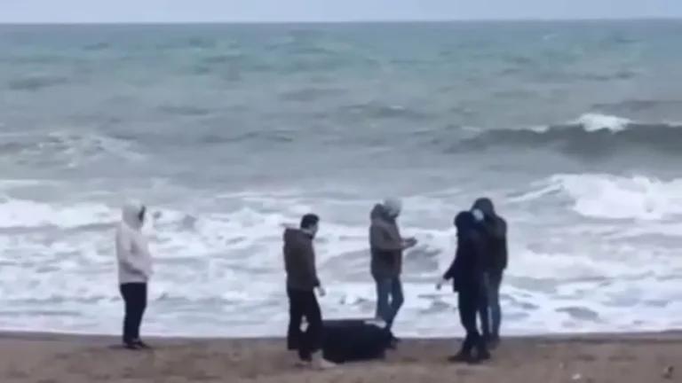 Karasu’da kıyıya vuran çantadan 21.5 kilogram uyuşturucu çıktı