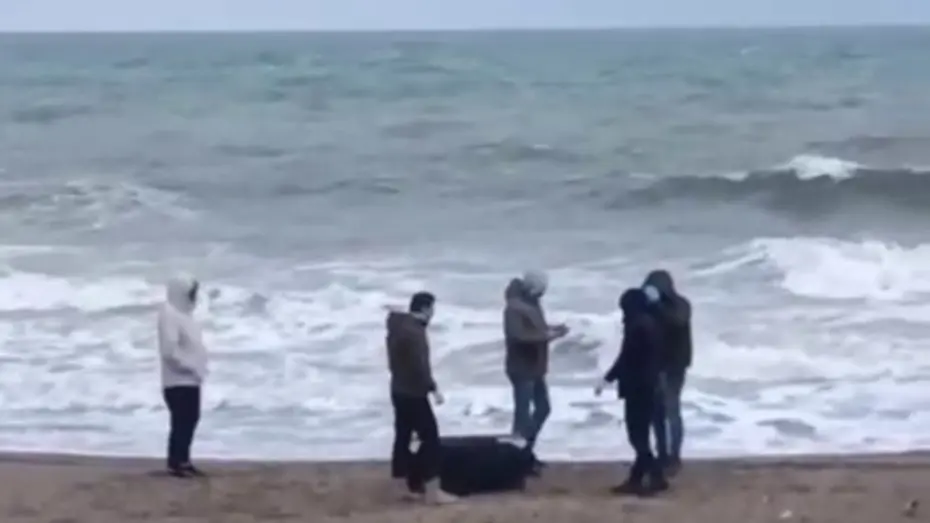 Karasu’da kıyıya vuran çantadan 21.5 kilogram uyuşturucu çıktı