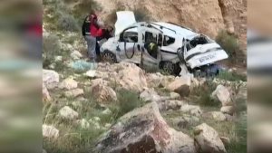Kars’ta iki kişi uçuruma yuvarlanan araçtan atlayarak mucizevi şekilde hayatta kaldı