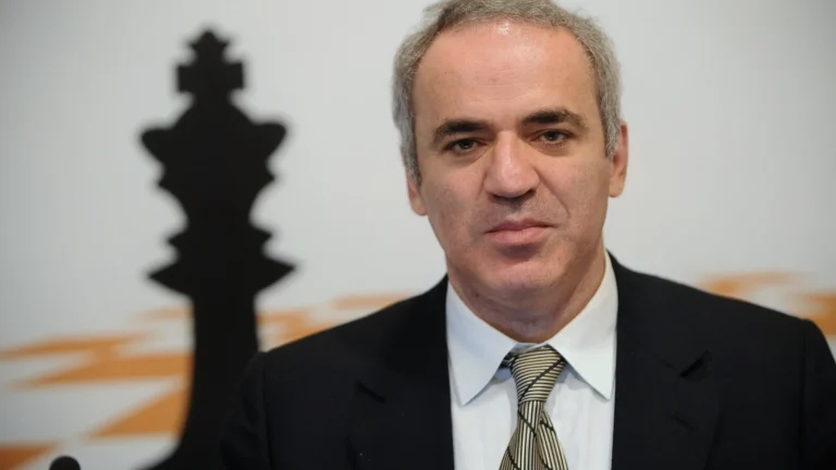 Kasparov, Putin’in Ukrayna’daki savaşı Avrupa’ya yayabileceği konusunda uyardı