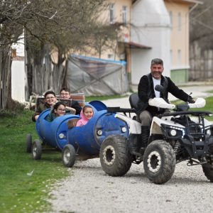 Kastamonu’nun Boyalılar Köyünde Muhtar Çocuklar İçin Bidon Treni Yola Çıkardı