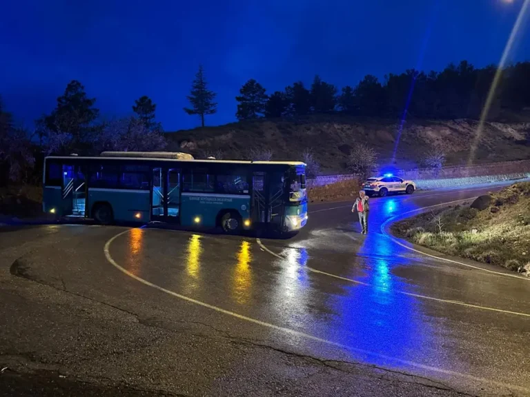 Kayseri’de alkollü sürücü çaldığı halk otobüsüyle direğe çarptı ve gözaltına alındı
