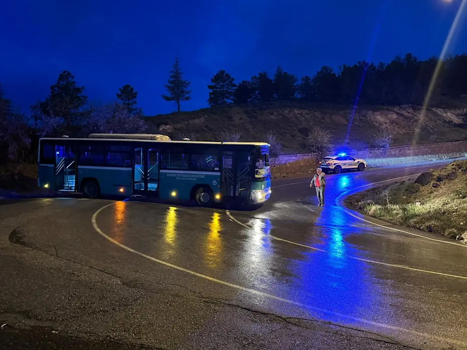 Kayseri’de alkollü sürücü çaldığı halk otobüsüyle direğe çarptı ve gözaltına alındı