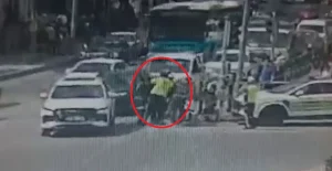 Kayseri’de motokurye trafikte boğulma tehlikesini polislerin hızlı müdahalesiyle atlattı