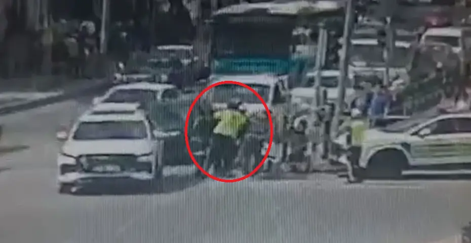 Kayseri’de motokurye trafikte boğulma tehlikesini polislerin hızlı müdahalesiyle atlattı