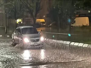Kayseri’deki sağanak yağış yaşamı felç etti yollar su altında kaldı