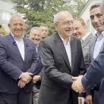 Kemal Kılıçdaroğlu konutunun önünde partililerle bayramlaşarak bir araya geldi
