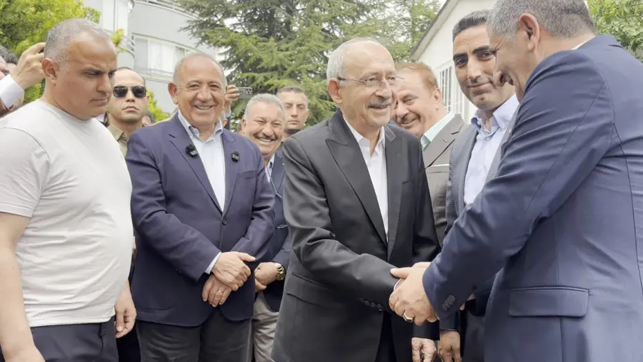 Kemal Kılıçdaroğlu konutunun önünde partililerle bayramlaşarak bir araya geldi