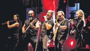 Kıraç’ın İzmir Konserinde Gençler Müzik Coşkusunu Dorukta Yaşadı
