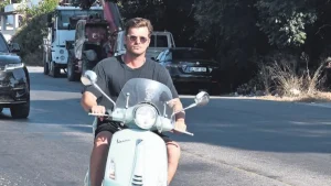 Kıvanç Tatlıtuğ ailesiyle Bodrum’da yazı erkenden başlattı