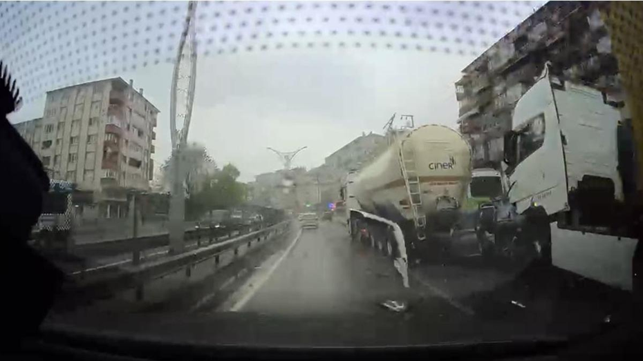 Kocaeli İzmit’te TIR ve tanker arasında sıkışan otomobil dehşet anları yaşattı
