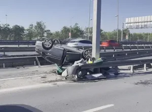 Küçükçekmece’de bariyerlere çarpan otomobil kazasında can kaybı yaşanmadı