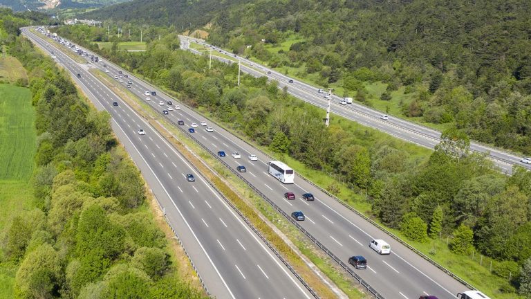 Kurban Bayramı dönüşü otoyollarda artan araç trafiği sürücüleri zorluyor