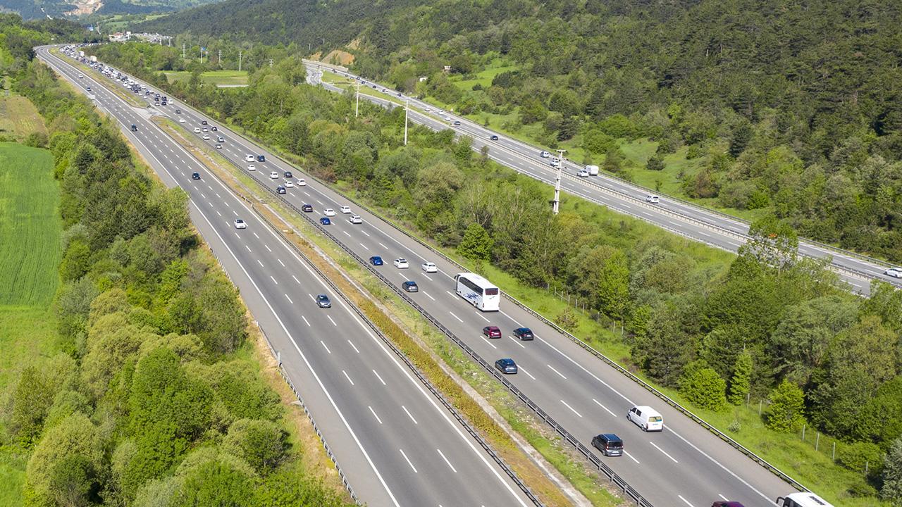 Kurban Bayramı dönüşü otoyollarda artan araç trafiği sürücüleri zorluyor