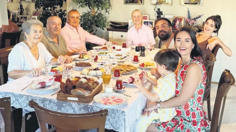 Kurban Bayramı’nda ünlü isimler aileleriyle geleneksel kahvaltıda buluştu