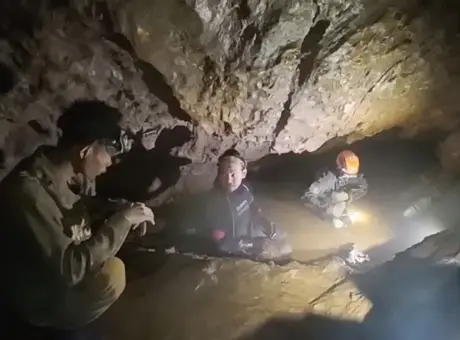 Laos’ta mağarada mahsur kalan köylüler korku dolu günlerin ardından kurtuldu