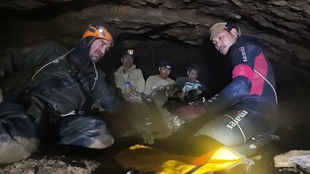 Laos’ta sel felaketinin ardından mağarada mahsur kalan beş kişi sağ kurtarıldı