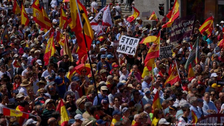 Madrid’de hükümeti sarsan yolsuzluk iddiaları sonrası on binler sokaklara döküldü