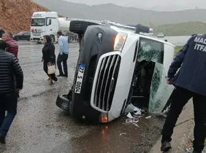 Malatya’da mevlit programına giden yolcu minibüsü devrildi, 12 kişi yaralandı