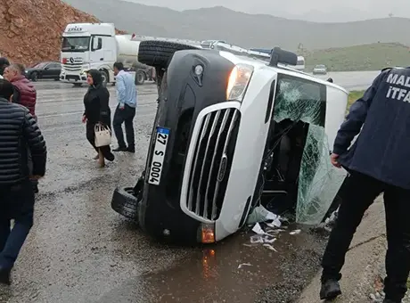 Malatya’da mevlit programına giden yolcu minibüsü devrildi, 12 kişi yaralandı