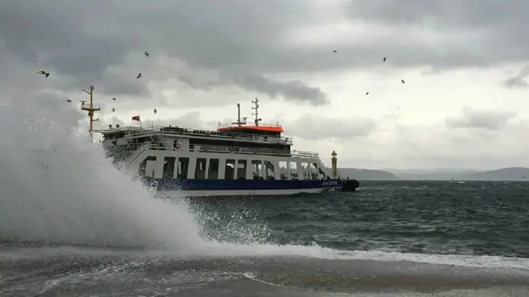 Marmara’da etkili olan fırtına nedeniyle deniz otobüsü seferleri durduruldu