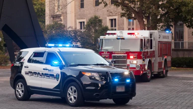 Massachusetts’te silahlı saldırgan cadde üzerindeki araçlara ateş açtı