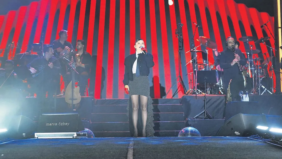 Mersin Kültür Yolu Festivali’nde Merve Özbey hayranlarıyla unutulmaz bir gece yaşadı