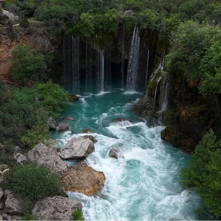 Mersin’deki Yerköprü Şelalesi doğal güzelliğiyle ziyaretçileri büyülüyor