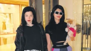 Merve Boluğur alışveriş turunda kırmızı rujuyla ilgiyi üzerine çekti
