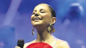 Merve Özbey Antalya’da Bayram Konserinde Coşkulu Anlar Yaşattı