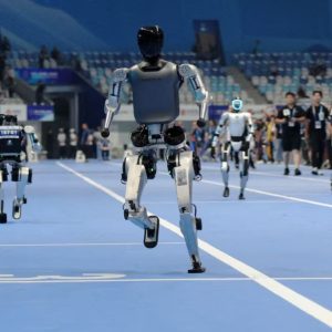 Metin Yıldız’ın yeni oyununda yapay zeka robotu oyuncularla aynı sahneyi paylaşıyor