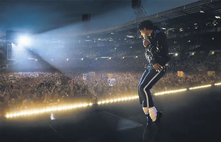 Michael Jackson’ın hayatını anlatan film izleyiciye yeni bir bakış açısı sunuyor