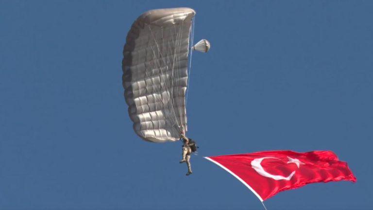 Milli Savunma Bakanlığı Efes-2026 Tatbikatı’nın Bayrak Atlayışı Görüntülerini Yayınladı